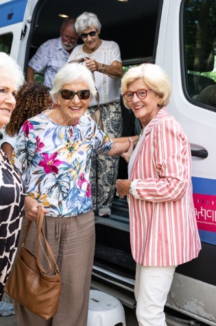 Dames zijn een dagje uit met de ParticipeBus.
